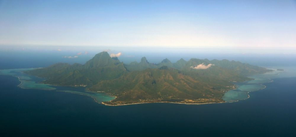 Moorea aus der Vogelperspektive: Küstenbereich der Südpazifik- Ozean - Insel Moorea in Îles du Vent, Französisch-Polynesien