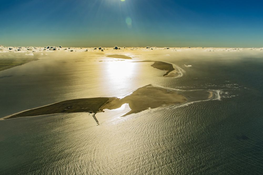 Luftaufnahme Wangerooge - Küstenbereich im Sonnenaufgang der Insel Minsener Oog Nordsee - im Wangerland im Bundesland Niedersachsen