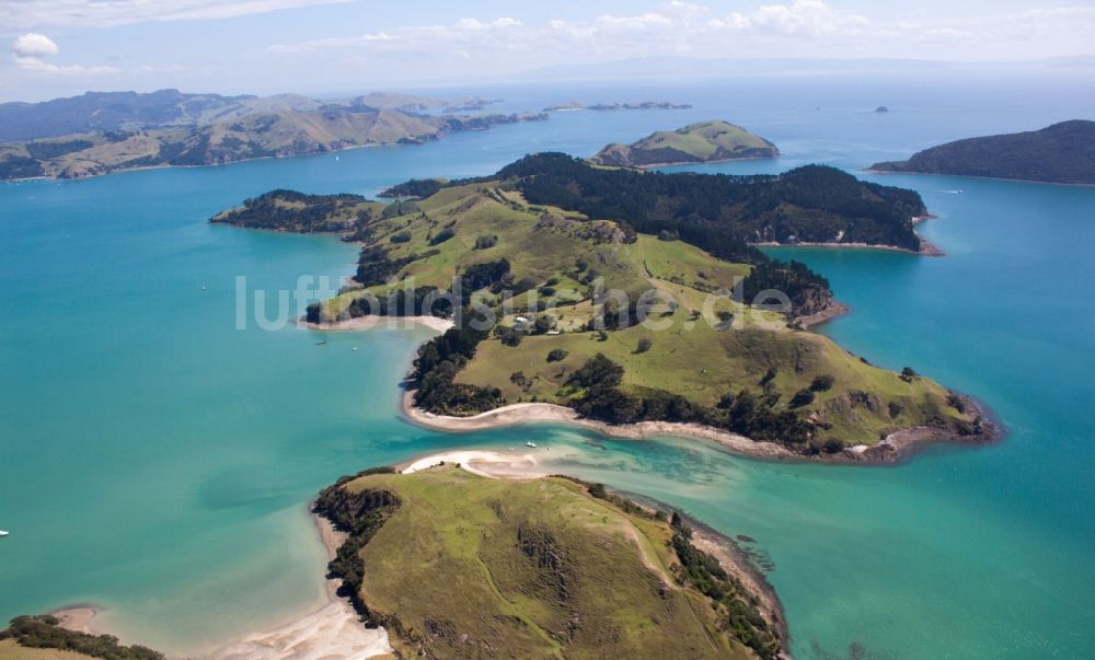 Wyuna Bay aus der Vogelperspektive: Küstenbereich der Whanganui Insel in Wyuna Bay in Waikato, Neuseeland