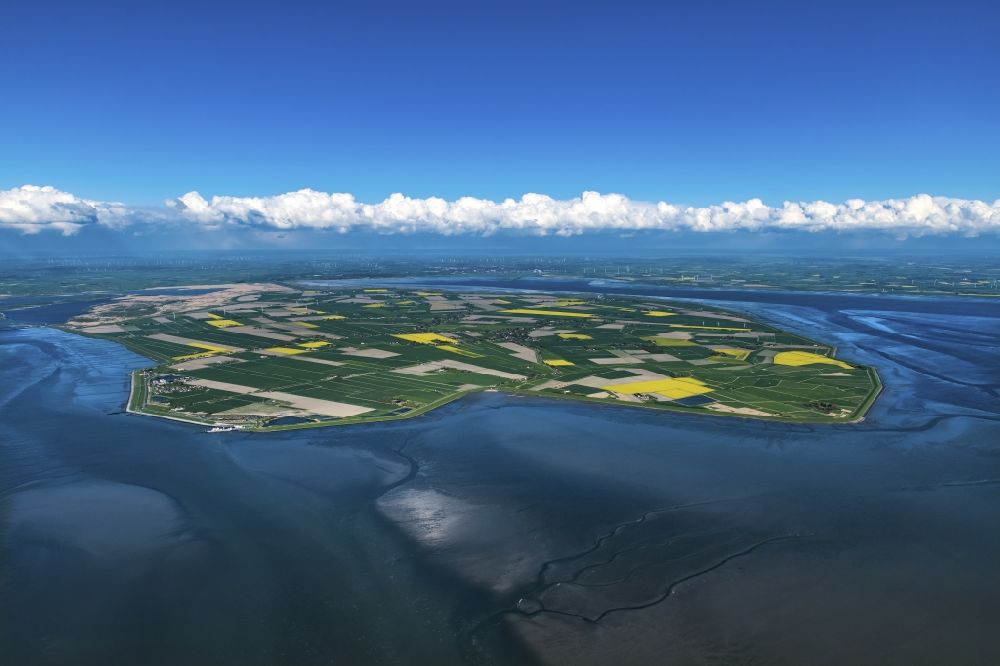 Luftaufnahme Nordstrand - Küstenbereich Wiesen und Felder der Halb - Insel in Nordstrand im Bundesland Schleswig-Holstein, Deutschland