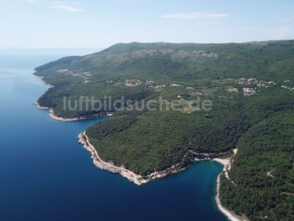 Sveta Marina aus der Vogelperspektive: Küstenlinie der Adria bei Sveta Marina in Istarska zupanija, Kroatien