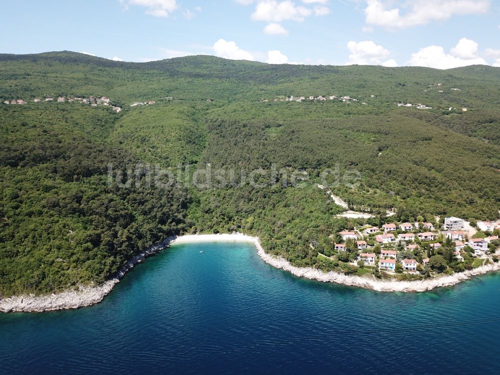 Luftaufnahme Sveta Marina - Küstenlinie der Adria bei Sveta Marina in Istarska zupanija, Kroatien