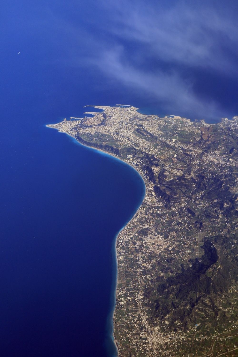 Luftbild Rodos - Küstenlinie und Gesamtübersicht und Stadtgebiet mit Außenbezirken und Innenstadtbereich in Rodos auf der Insel Rhodos, Griechenland