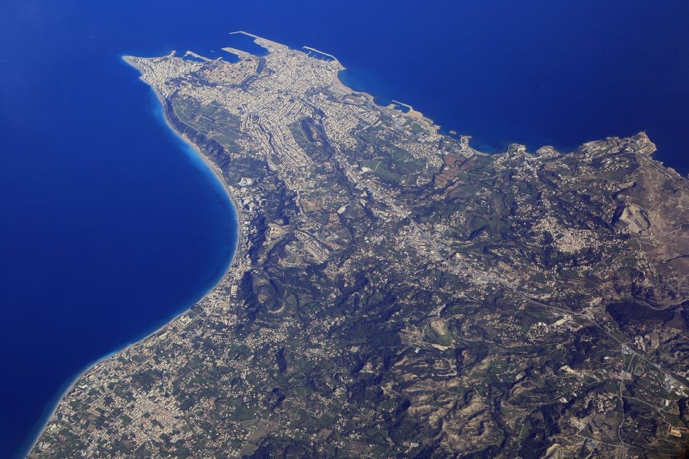 Luftaufnahme Rodos - Küstenlinie und Gesamtübersicht und Stadtgebiet mit Außenbezirken und Innenstadtbereich in Rodos auf der Insel Rhodos, Griechenland