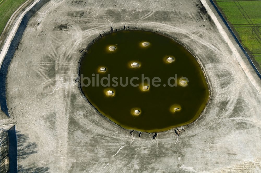 Krummensee von oben - Künstliches Soll Biotop in einem Feld am Waldrand in Krummensee im Bundesland Brandenburg, Deutschland