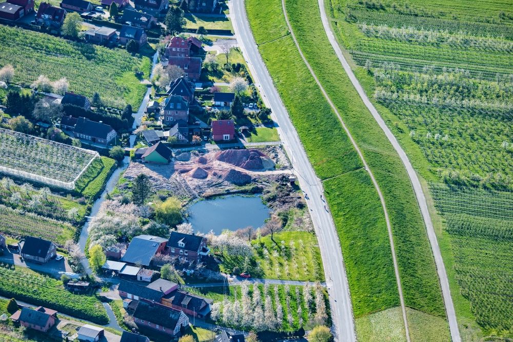 Luftaufnahme Grünendeich - Küsten- Landschaft mit Deich- Schutzstreifen in Grünendeich im Bundesland Niedersachsen, Deutschland