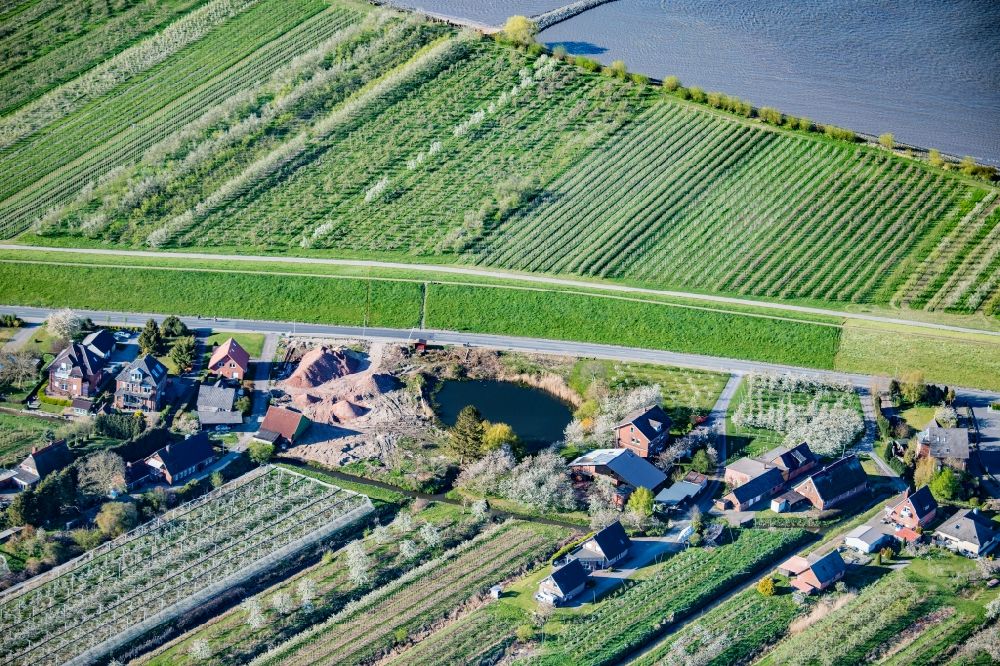 Grünendeich aus der Vogelperspektive: Küsten- Landschaft mit Deich- Schutzstreifen in Grünendeich im Bundesland Niedersachsen, Deutschland