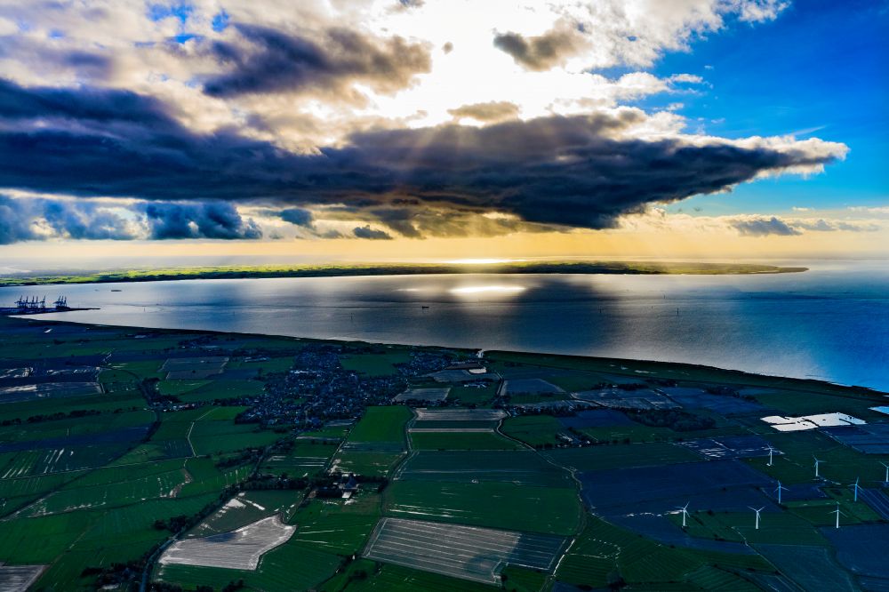 Luftbild Wurster Nordseeküste - Küsten- Landschaft mit Deich- Schutzstreifen im Sonnenuntergang in Wremen in Wurster Nordseeküste im Bundesland Niedersachsen