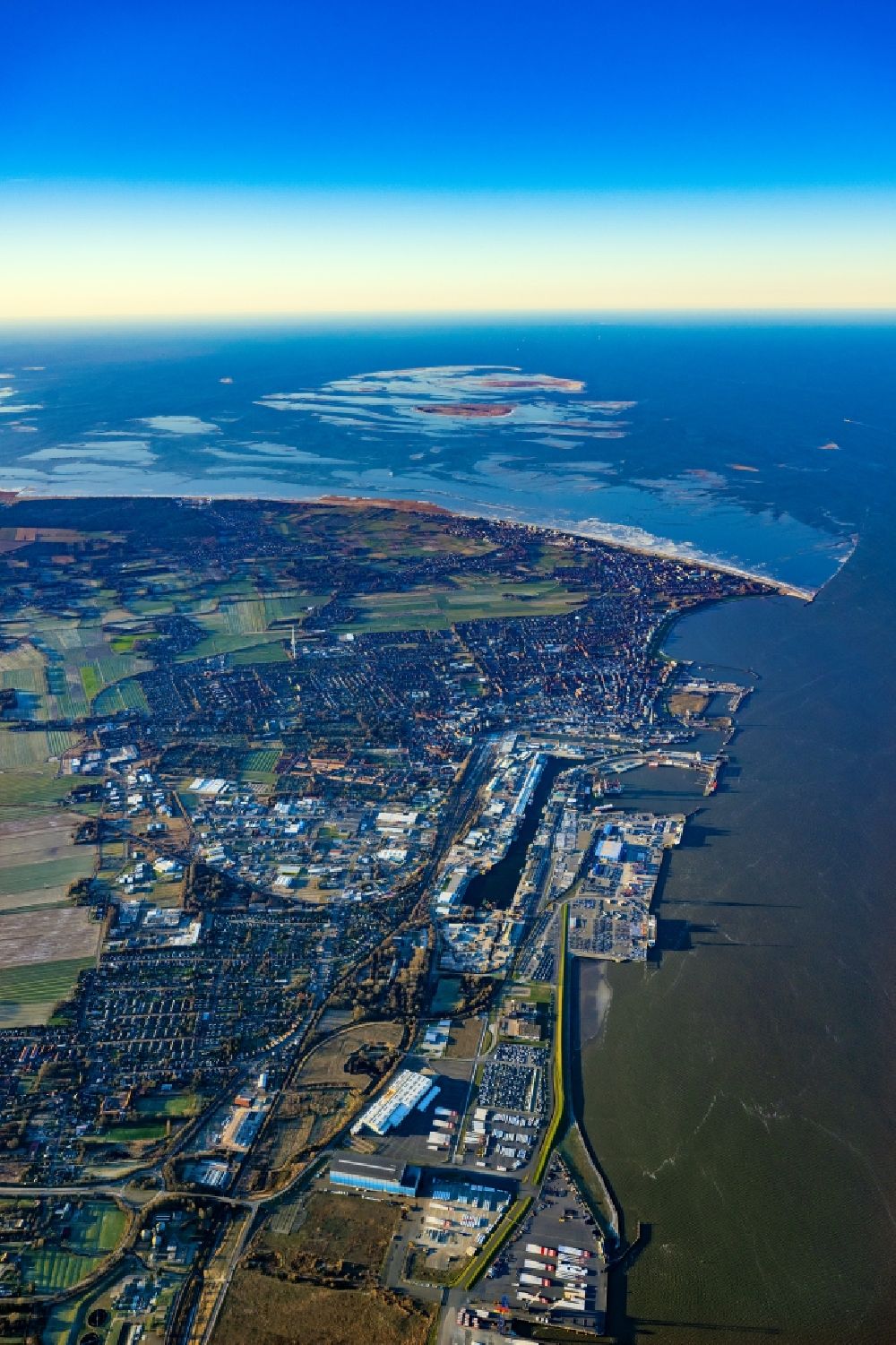 Luftaufnahme Cuxhaven - Küsten- Landschaft am Sandstrand der Nordsee in Cuxhaven im Bundesland Niedersachsen