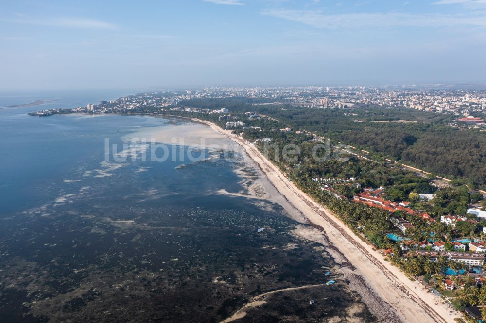 Luftaufnahme Mombasa - Küsten- Landschaft am Sandstrand Nyali in Mombasa in Mombasa County, Kenia