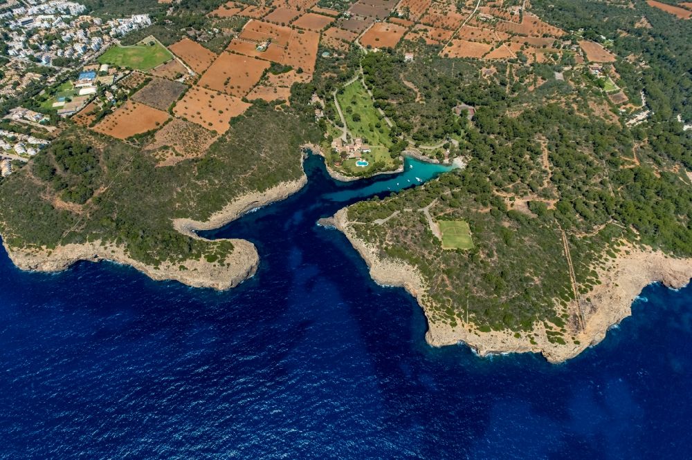 Santanyi von oben - Küsten- Landschaft an der Steilküste am Balearen-Meer in Santanyi in Islas Baleares, Spanien