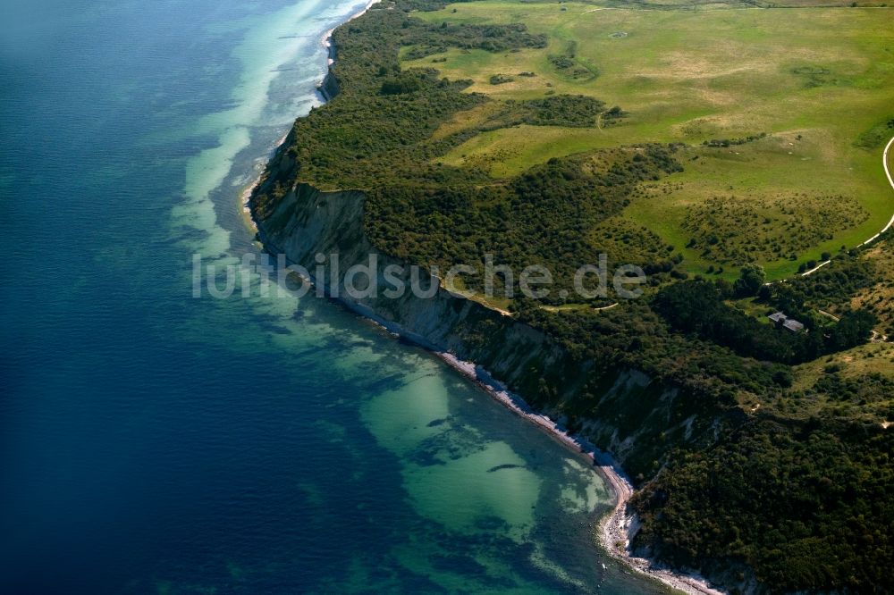Insel Hiddensee aus der Vogelperspektive: Küsten- Landschaft an der Steilküste der Insel Hiddensee im Bundesland Mecklenburg-Vorpommern