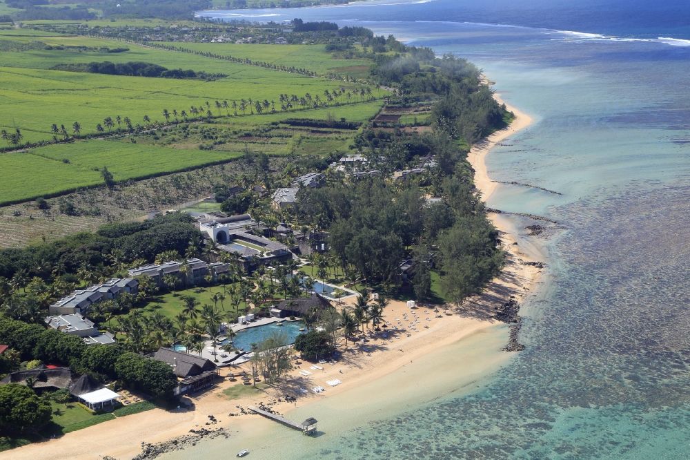 Bel Ombre aus der Vogelperspektive: Kuestenstreifen und Golf Resort und Hotelanlagen bei Bel Ombre an der Südkueste von Mauritius