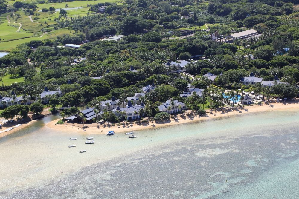 Bel Ombre von oben - Kuestenstreifen und Golf Resort und Hotelanlagen bei Bel Ombre an der Südkueste von Mauritius