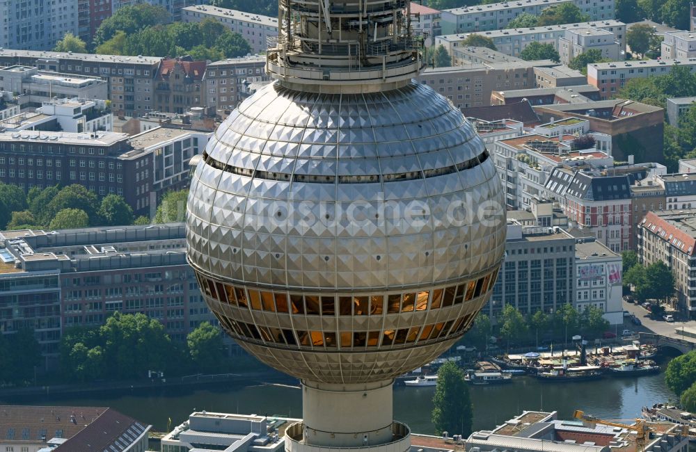 Luftaufnahme Berlin - Kugel des Fernsehturm in Berlin, Deutschland