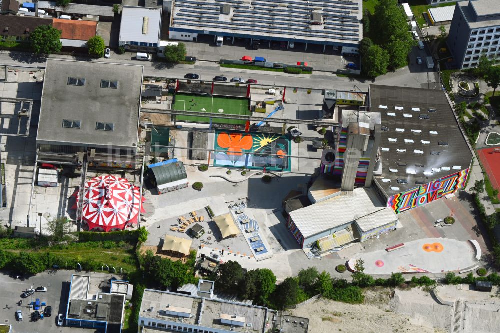 Luftaufnahme München - Kulturzentrum mit Basketballfeldern in München im Bundesland Bayern, Deutschland
