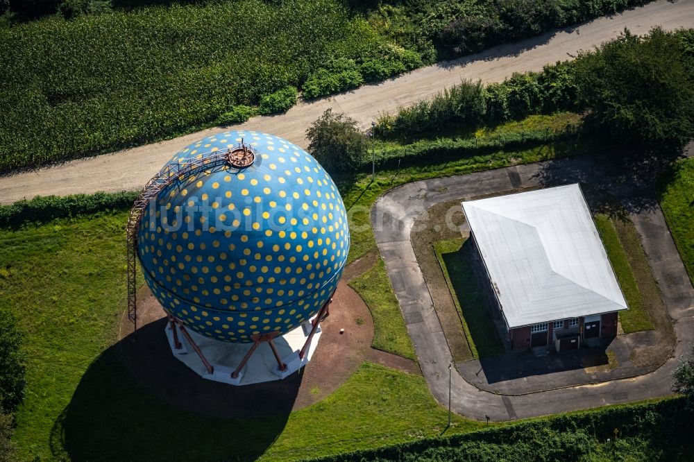 Luftbild Gelsenkirchen - Kunst- Installation einer Freilichtskulptur Der Ball in Gelsenkirchen im Bundesland Nordrhein-Westfalen, Deutschland