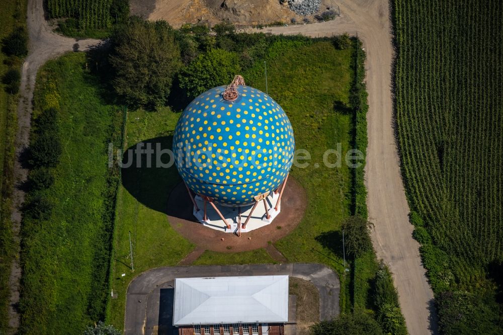 Luftaufnahme Gelsenkirchen - Kunst- Installation einer Freilichtskulptur Der Ball in Gelsenkirchen im Bundesland Nordrhein-Westfalen, Deutschland