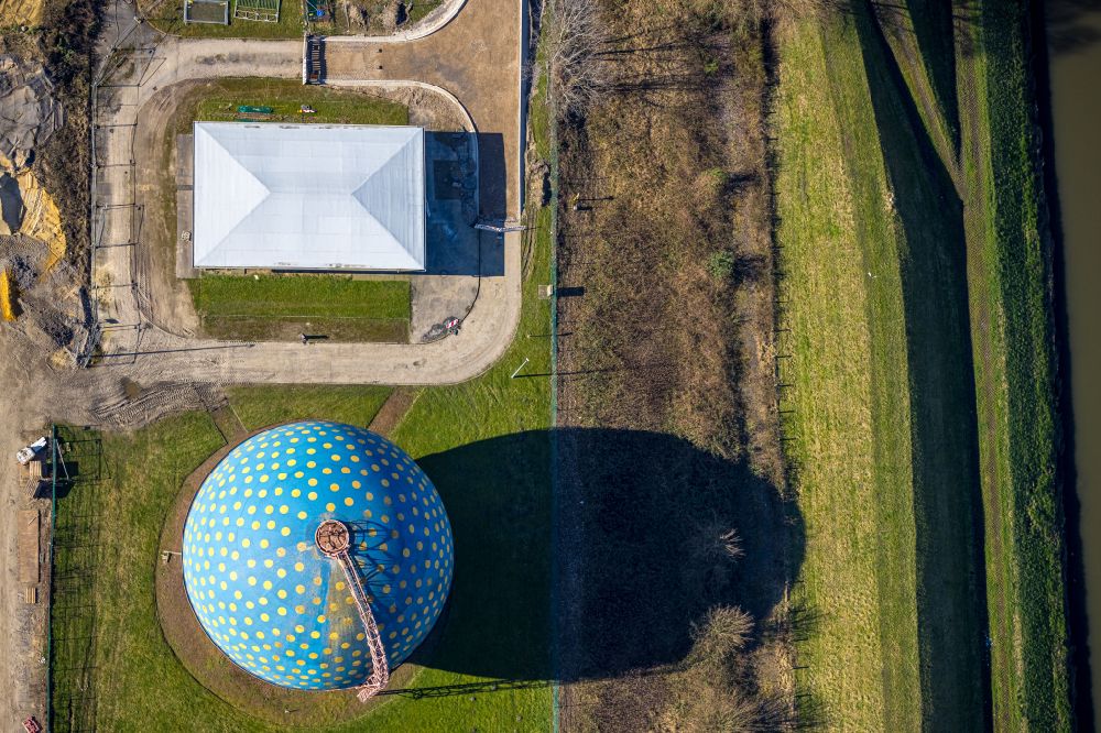 Luftbild Gelsenkirchen - Kunst- Installation einer Freilichtskulptur Der Ball in Gelsenkirchen im Bundesland Nordrhein-Westfalen, Deutschland