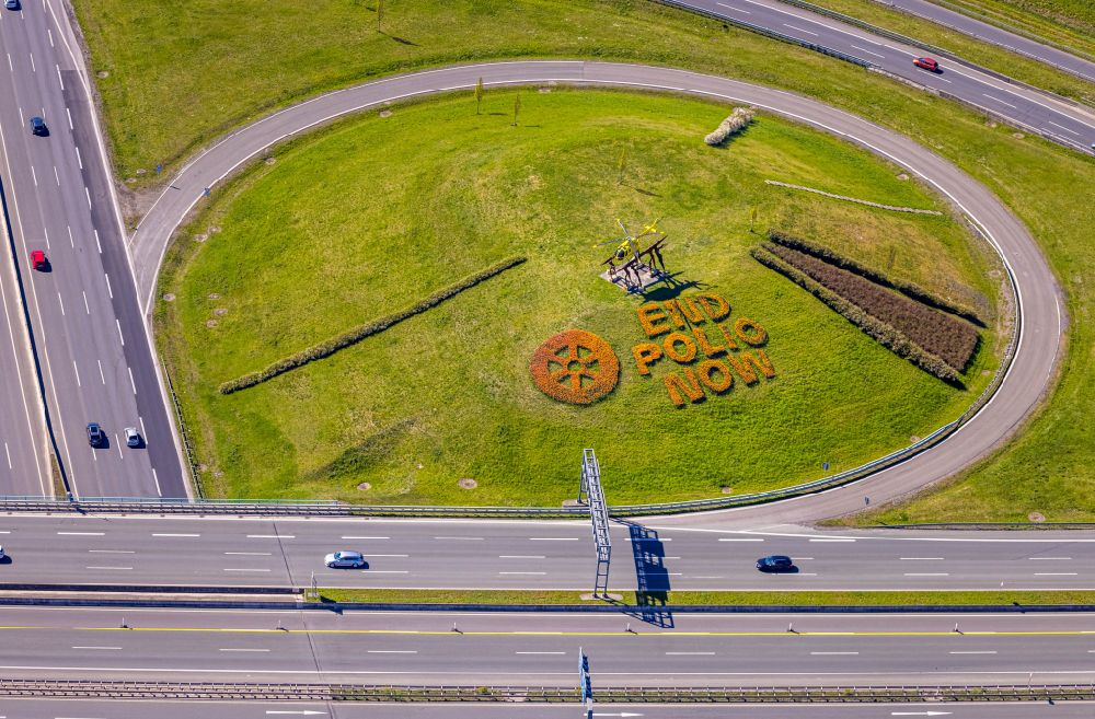 Luftaufnahme Kamen - Kunst- Installation einer Freilichtskulptur mit Blumen - Tulpen END POLIO NOW am Kamener Kreuz in Kamen im Bundesland Nordrhein-Westfalen, Deutschland
