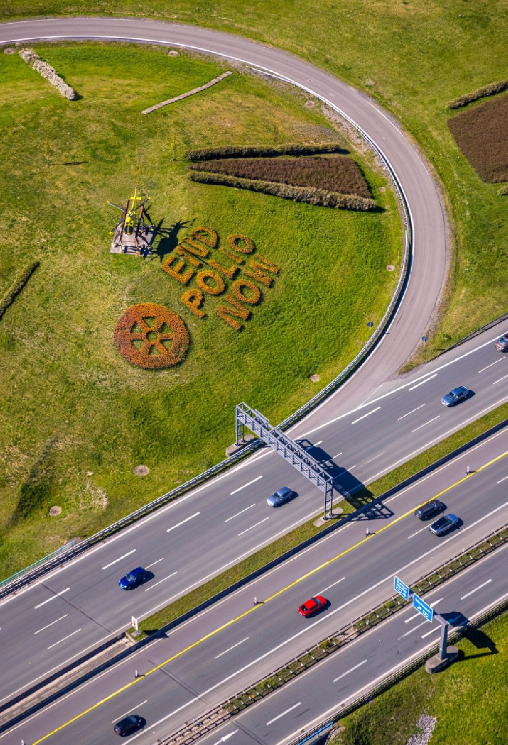 Luftbild Kamen - Kunst- Installation einer Freilichtskulptur mit Blumen - Tulpen END POLIO NOW am Kamener Kreuz in Kamen im Bundesland Nordrhein-Westfalen, Deutschland