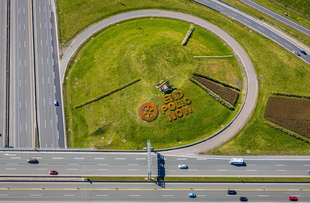 Luftaufnahme Kamen - Kunst- Installation einer Freilichtskulptur mit Blumen - Tulpen END POLIO NOW am Kamener Kreuz in Kamen im Bundesland Nordrhein-Westfalen, Deutschland