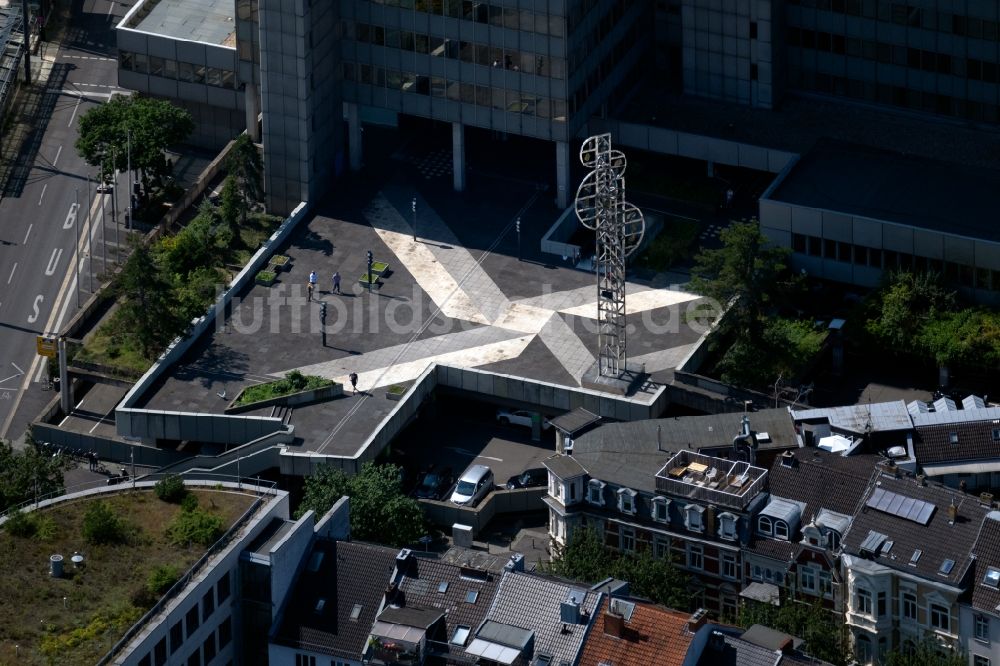 Luftbild Bonn - Kunst- Installation einer Freilichtskulptur Chronos 15 an der Maxstraße in Bonn im Bundesland Nordrhein-Westfalen, Deutschland