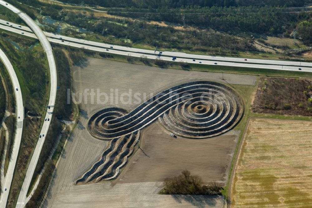 Luftaufnahme Freising - Kunst- Installation einer Freilichtskulptur Eine Insel für die Zeit am Pförreraugraben in Freising im Bundesland Bayern, Deutschland