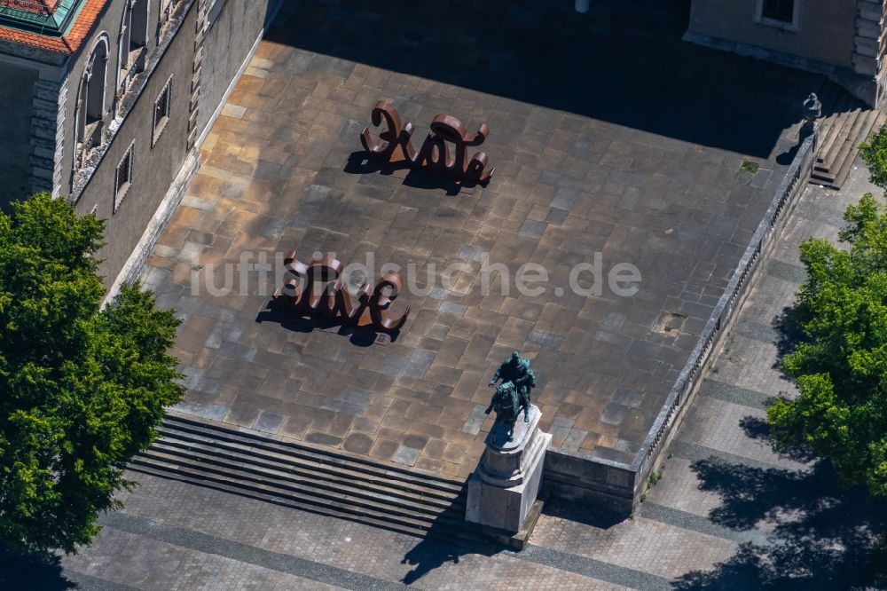 München aus der Vogelperspektive: Kunst- Installation einer Freilichtskulptur Love-Hate Skulptur in München im Bundesland Bayern, Deutschland