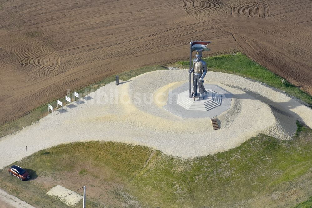 Pakozd von oben - Kunst- Installation einer Freilichtskulptur Miska Husar Statue in Pakozd in Weißenburg, Ungarn