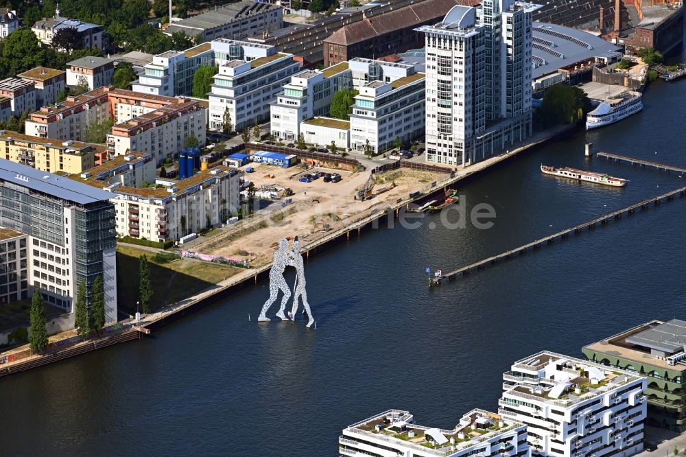 Luftaufnahme Berlin - Kunst- Installation einer Freilichtskulptur Molecule Man in der Spree in Berlin, Deutschland