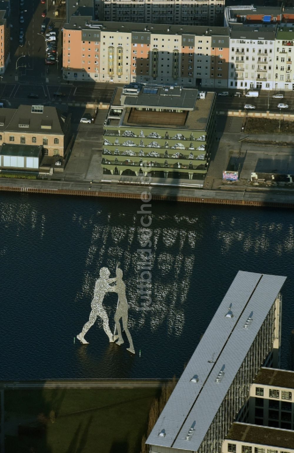 Luftbild Berlin - Kunst- Installation einer Freilichtskulptur Molecule Man am Ufer des Flußverlaufes der Spree An den Treptowers in Berlin