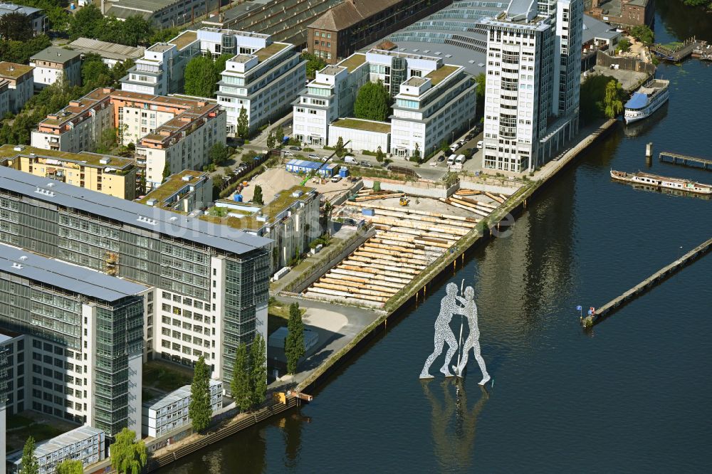 Berlin aus der Vogelperspektive: Kunst- Installation einer Freilichtskulptur Molecule Man am Ufer des Flußverlaufes der Spree An den Treptowers in Berlin