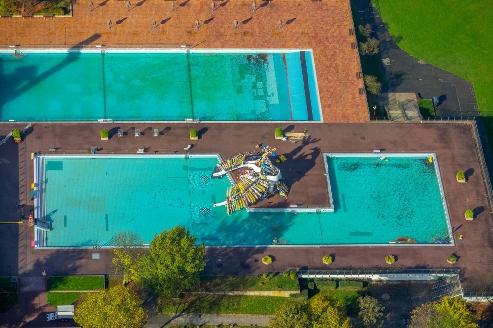 Luftaufnahme Essen - Kunstaktion am Schwimmbecken des Freibades Grugabad in Essen im Bundesland Nordrhein-Westfalen