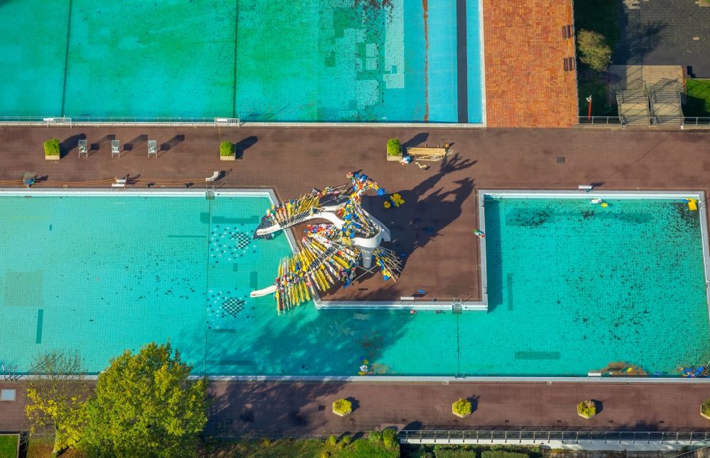 Essen von oben - Kunstaktion am Schwimmbecken des Freibades Grugabad in Essen im Bundesland Nordrhein-Westfalen