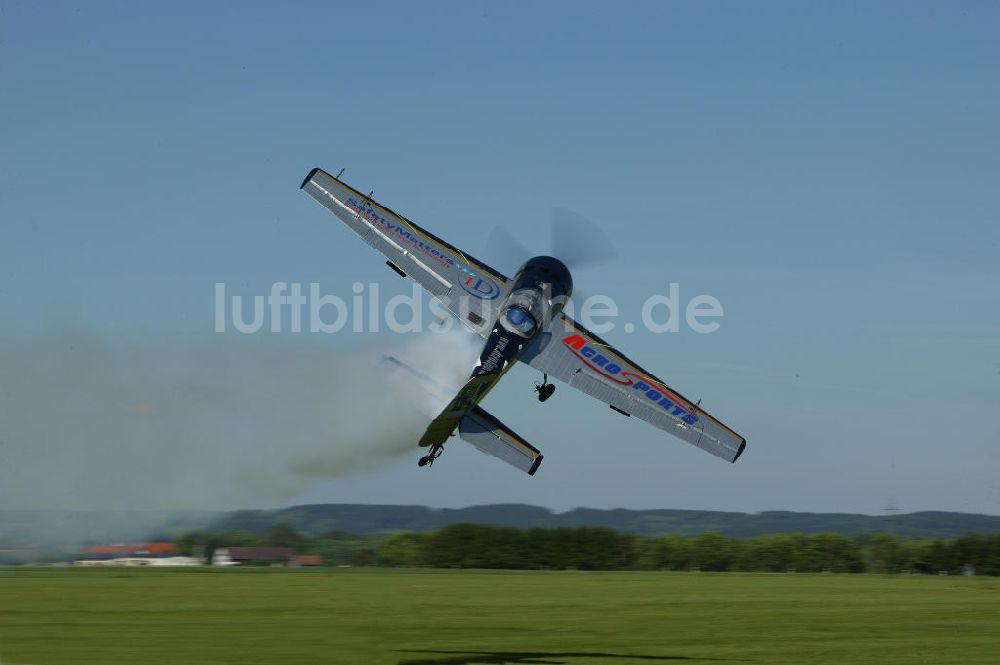 Luftbild Bad Ditzenbach - Kunstflug-Pilot Uli Dembinski fliegt eine Jakowlew Jak-55 auf dem Flugplatz Bad Dietzenbach