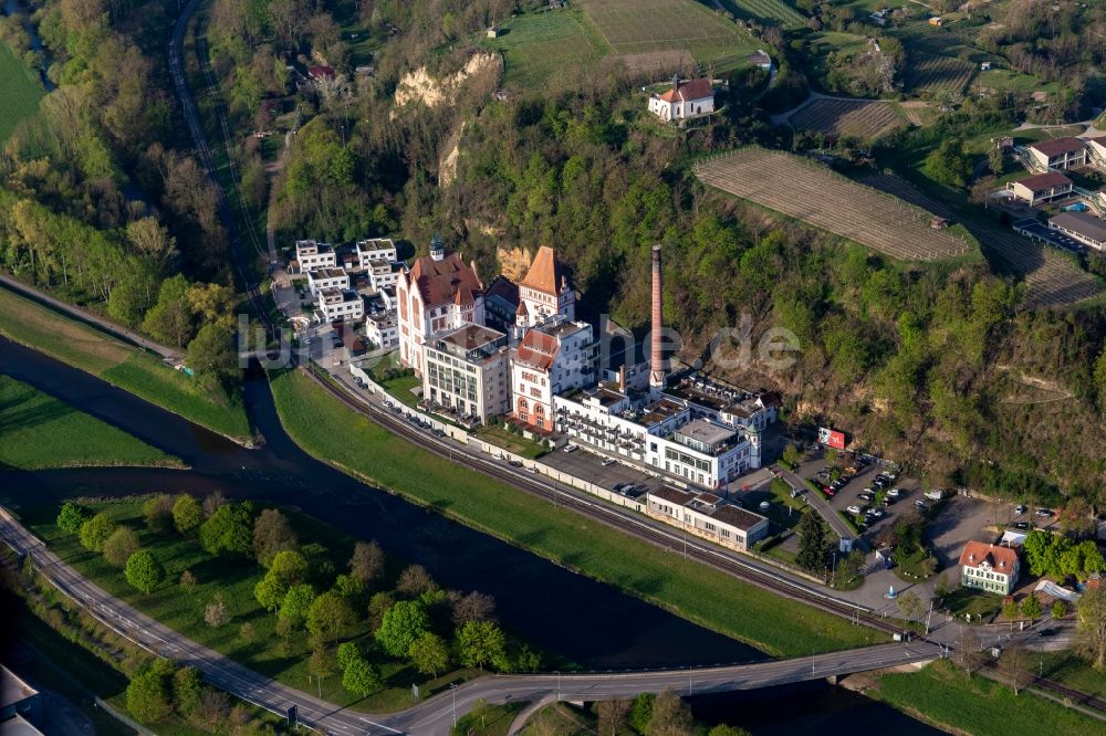 Luftaufnahme Riegel am Kaiserstuhl - Kunstmuseum Messmer Foundation im ehemaligen Brauereigebäude Riegel an den Uferbereichen der Elz in Riegel am Kaiserstuhl im Bundesland Baden-Württemberg