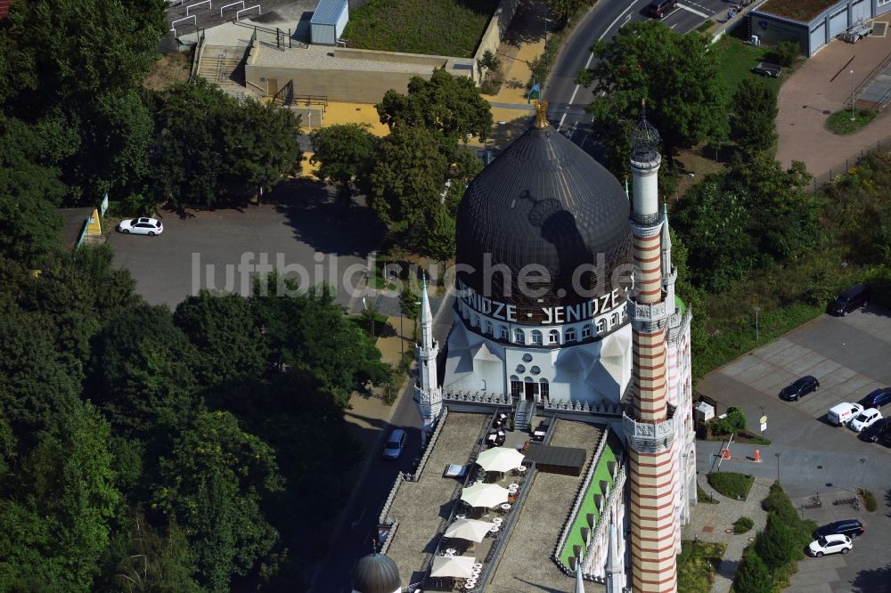 Luftaufnahme Dresden - Kuppel der als Bürogebäude genutzten ehemaligen Zigarettenfabrik Yenidze in Dresden im Bundesland Sachsen