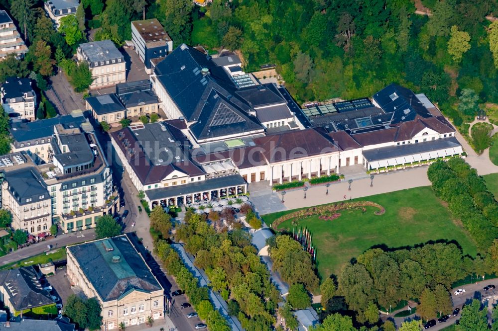 Baden-Baden aus der Vogelperspektive: Kurhaus- Gebäude Baden Baden in Baden-Baden im Bundesland Baden-Württemberg, Deutschland