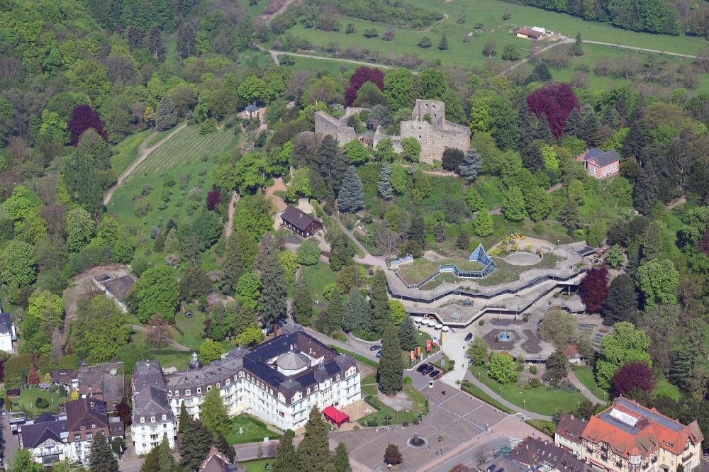 Badenweiler von oben - Kurhaus- Gebäude und Burg Baden beim Kurpark in Badenweiler im Bundesland Baden-Württemberg, Deutschland
