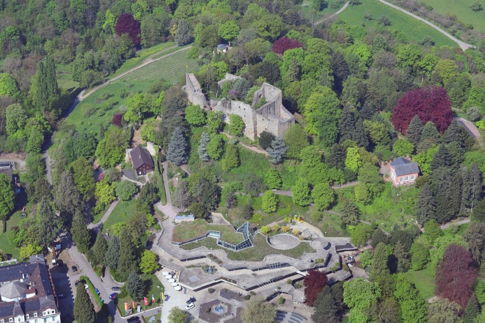 Badenweiler aus der Vogelperspektive: Kurhaus- Gebäude und Burg Baden beim Kurpark in Badenweiler im Bundesland Baden-Württemberg, Deutschland