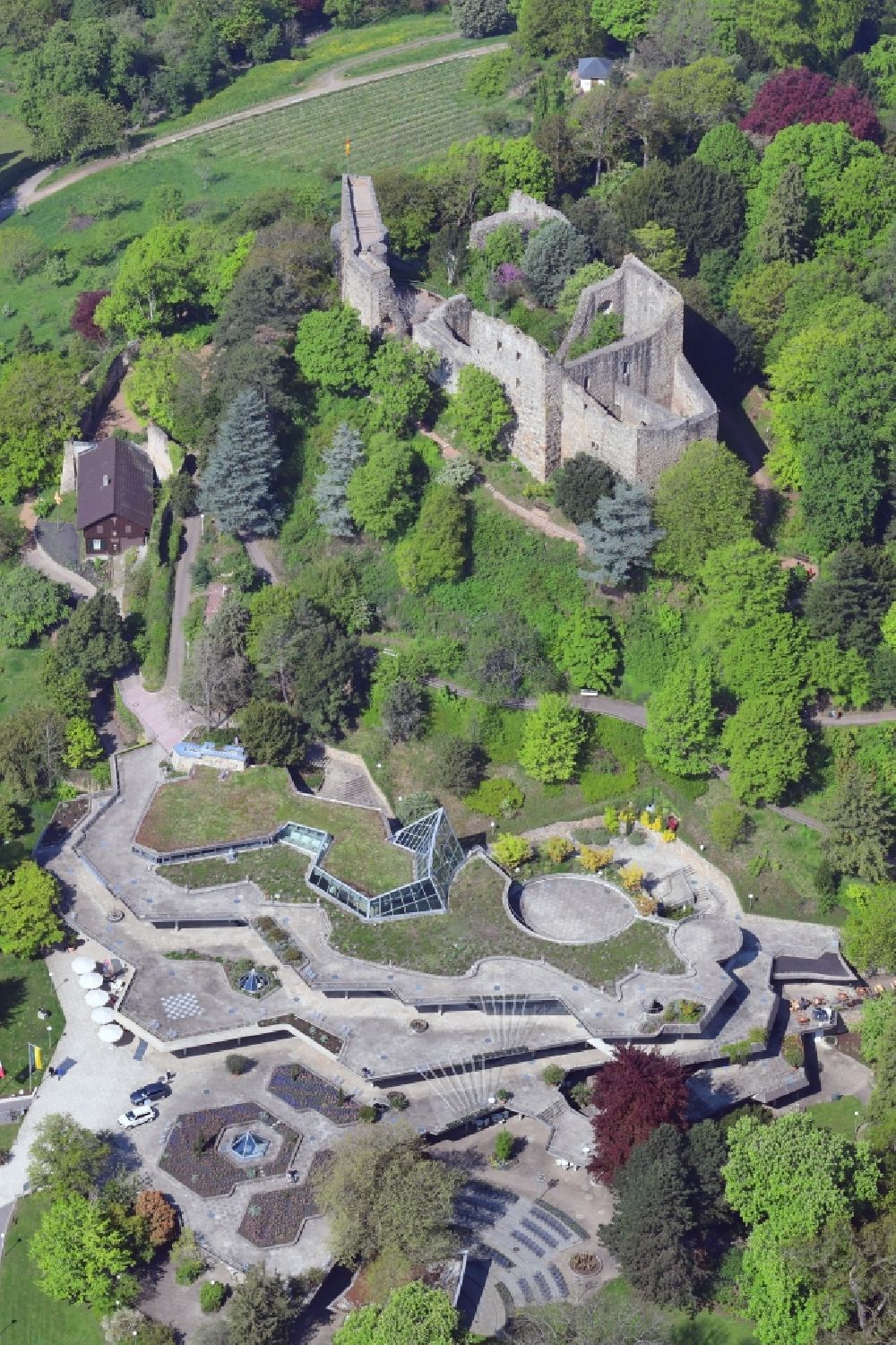 Luftbild Badenweiler - Kurhaus- Gebäude und Burg Baden beim Kurpark in Badenweiler im Bundesland Baden-Württemberg, Deutschland
