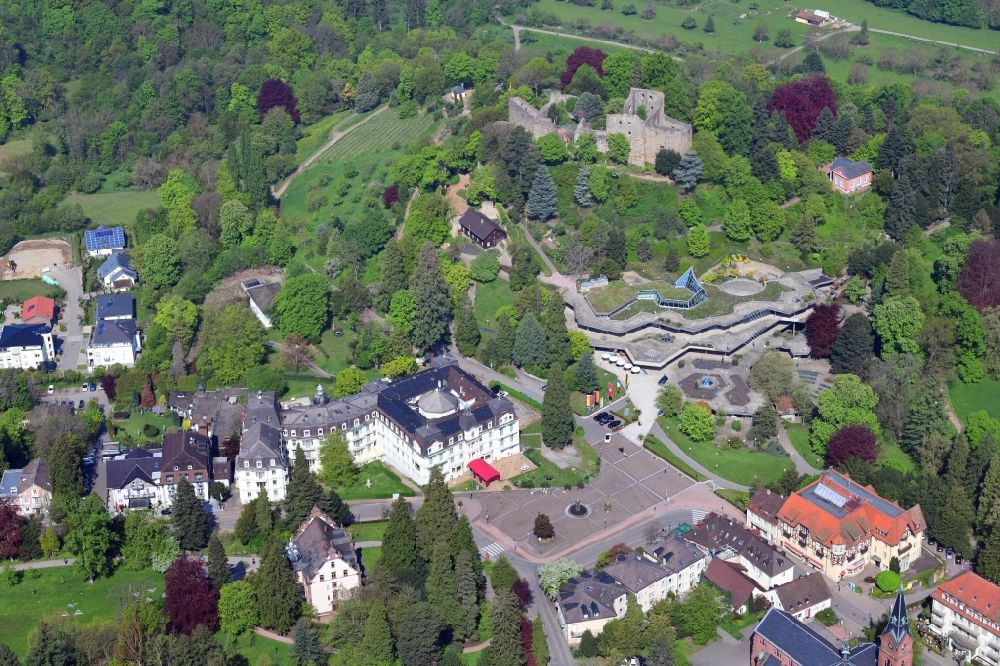 Luftaufnahme Badenweiler - Kurhaus- Gebäude und Burg Baden beim Kurpark in Badenweiler im Bundesland Baden-Württemberg, Deutschland