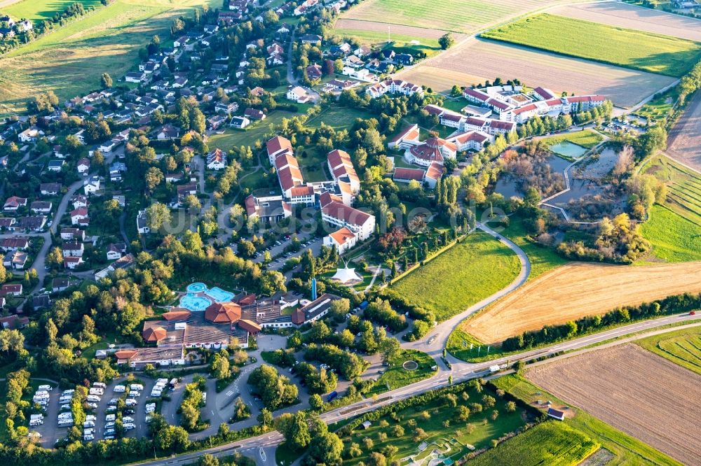 Bad Saulgau von oben - Kurhaus- Gebäude und Kurpark mit Sonnenhof-Therme Bad Saulgau und Klinik am schönen Moos in Bad Saulgau im Bundesland Baden-Württemberg, Deutschland