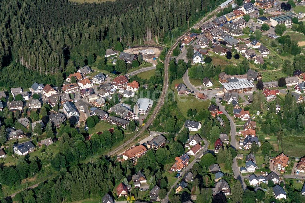 Luftaufnahme Hinterzarten - Kurort mit Hotels und Ortsansicht in Hinterzarten im Bundesland Baden-Württemberg, Deutschland