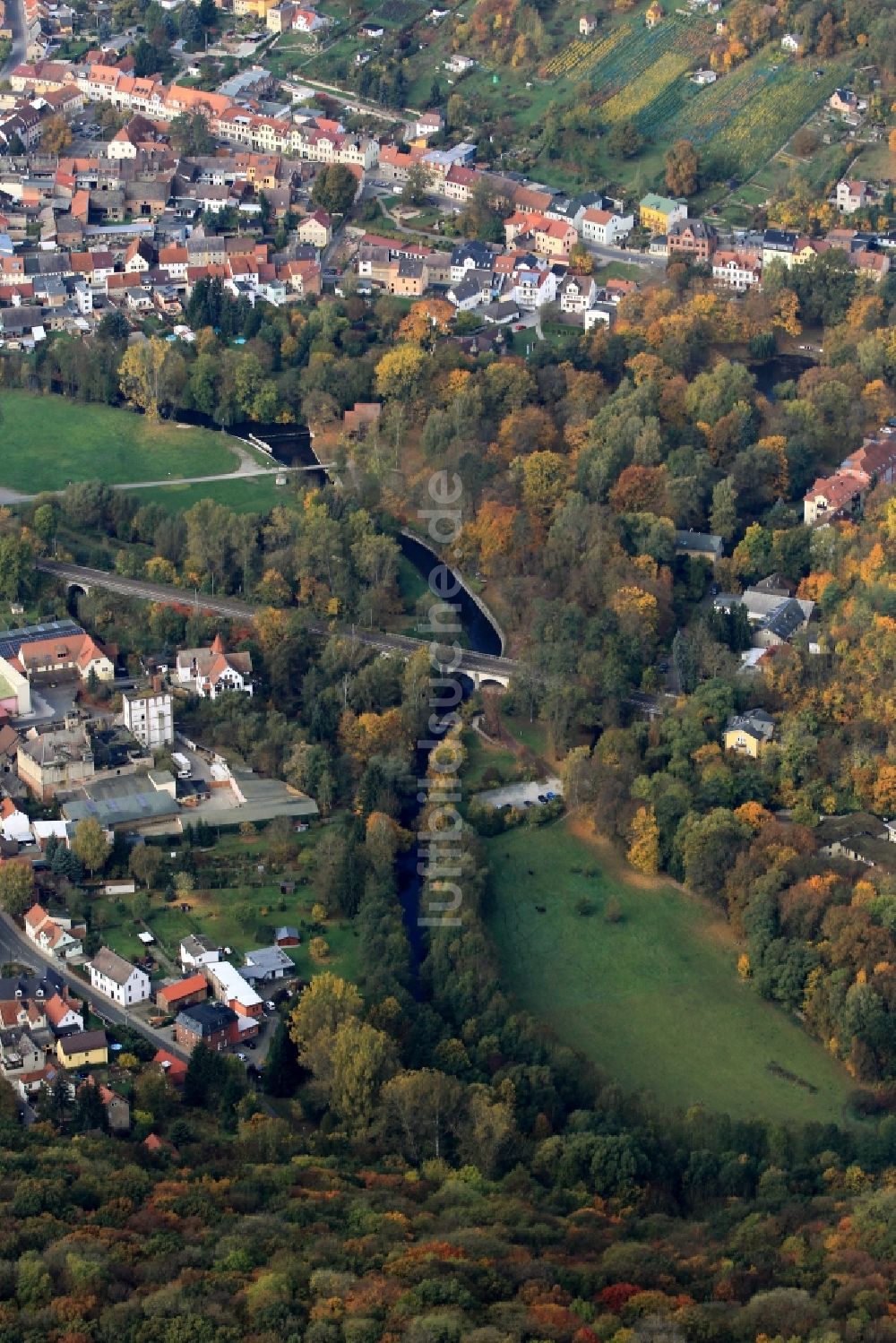 Bad Sulza aus der Vogelperspektive: Kurpark mit Viadukt / Brücke über die Ilm am Stadtzentrum und Weinberge in Bad Sulza in Thüringen