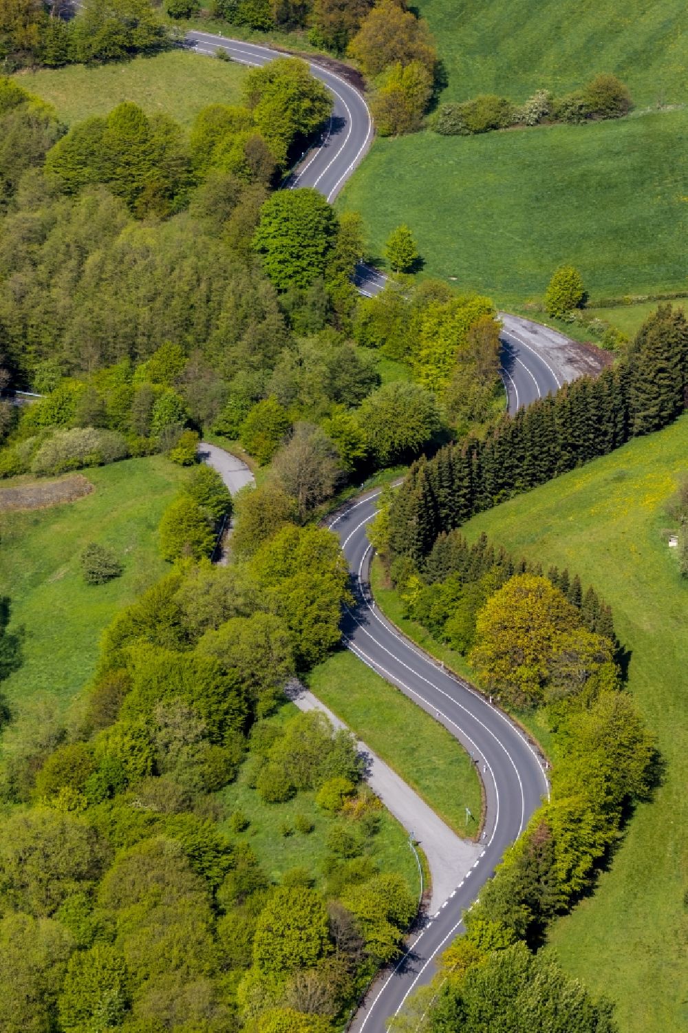 Breckerfeld von oben - Kurvenförmige Straßenführung der Prioreier Straße in Breckerfeld im Bundesland Nordrhein-Westfalen, Deutschland