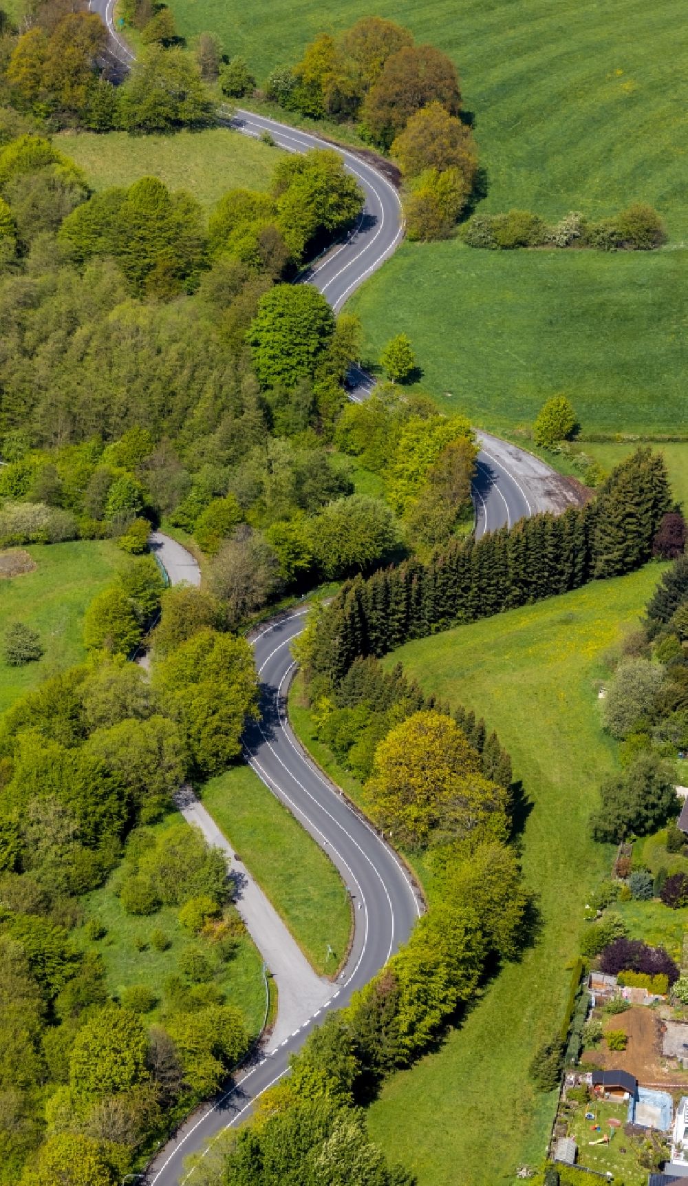 Breckerfeld von oben - Kurvenförmige Straßenführung der Prioreier Straße in Breckerfeld im Bundesland Nordrhein-Westfalen, Deutschland