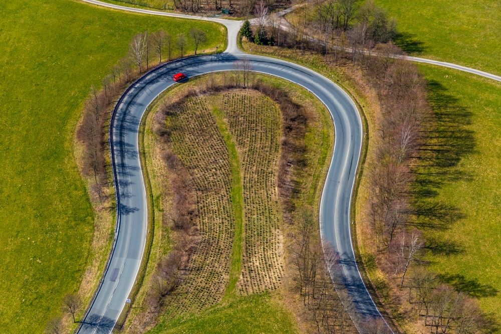 Luftbild Olsberg - Kurvenverlauf einer Straßenführung bei Olsberg im Bundesland Nordrhein-Westfalen, Deutschland