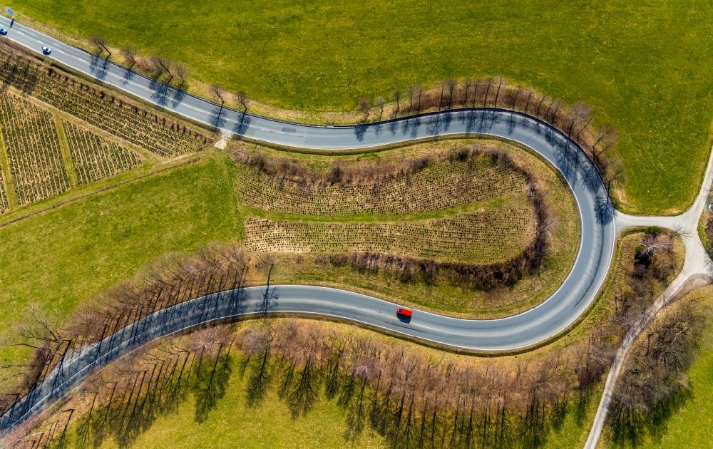 Luftaufnahme Olsberg - Kurvenverlauf einer Straßenführung bei Olsberg im Bundesland Nordrhein-Westfalen, Deutschland